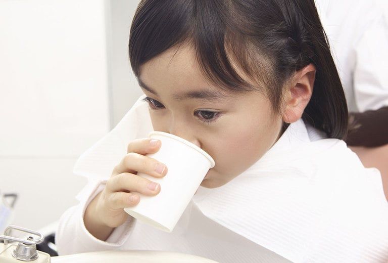 Child using fluoride